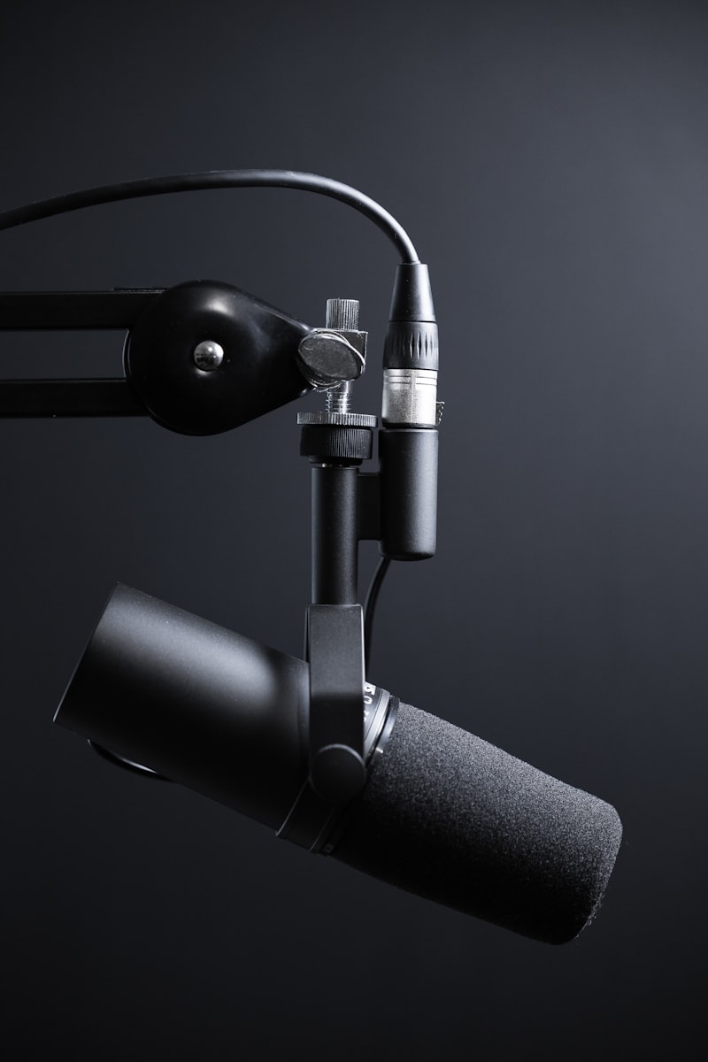 Micrófono de estudio profesional en un set de grabación de videopodcast